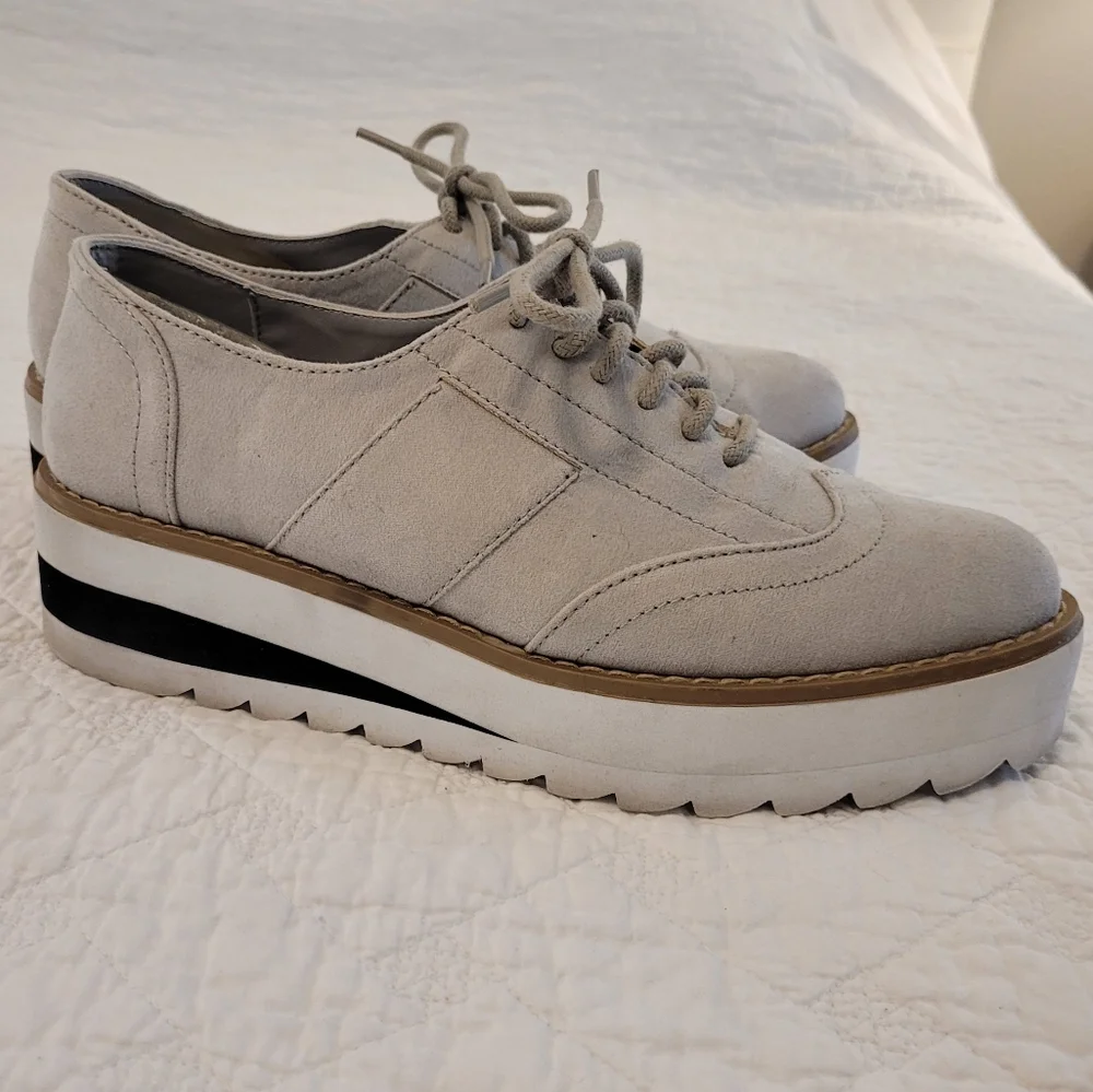 Madden Girl 'Andria' platform wing tip lace-up grey white tan size 6M